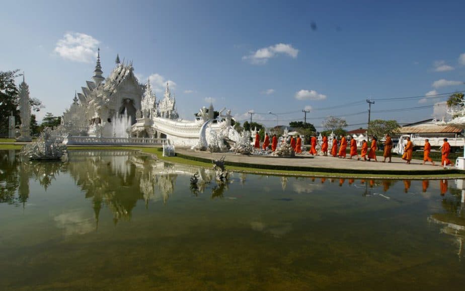 เดินทางท่องเที่ยวอุ่นใจสะดวกสบายด้วยรถเช่า